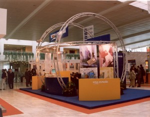Stands versátiles que se pueden reutilizar adaptando estructuras, imágenes… a los distintos espacios expositivos